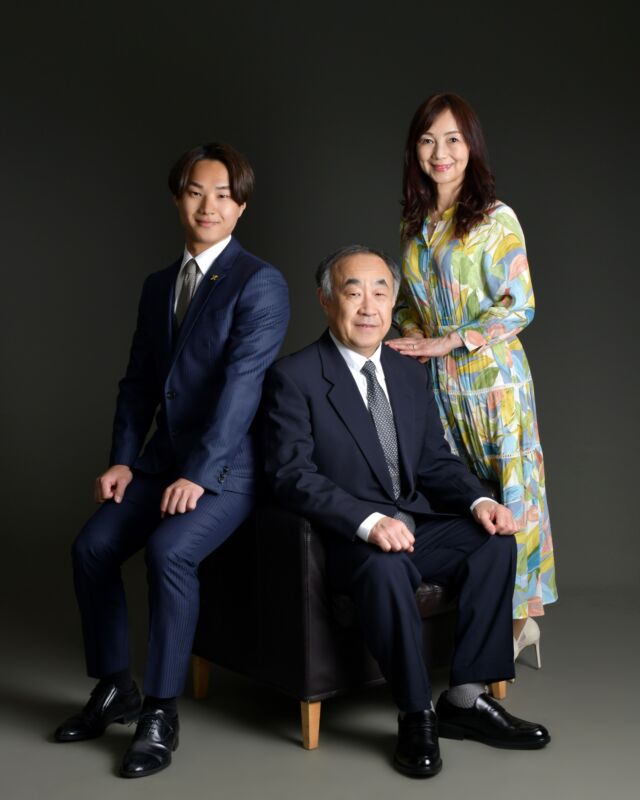 ここまで支えてくれた人へ。

「ありがとう」を
きちんと残す、という選択。

お一人でも、
ご家族とでも。

節目の一枚を、
大切に撮影いたします。

📍 STUDIO UP
▶︎ プロフィールリンクよりご予約受付中

#卒業記念写真
#家族写真
#卒業フォト
#今を残す
#記念写真
#人生の節目