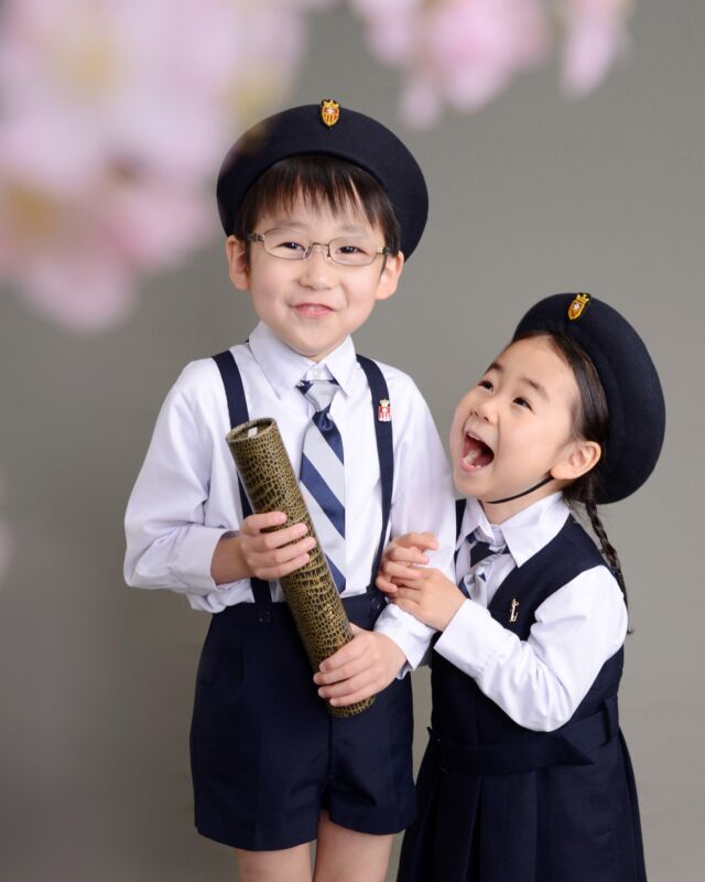 三年前にご来店くださったご家族が、
三年越しに、また足を運んでくださいました。

前回と同じ場所で、
同じポージングで。

写真は、その瞬間を残すものですが、
こうして時間を重ねていただけることで、はじめて“物語”になります。

一度きりではなく、
節目ごとに戻ってきていただけること。

それが、私たちにとって何よりの喜びです。

ご家族の時間を、
これからも丁寧に残していきます。

📍 STUDIO UP
▶︎ ご予約はプロフィールリンクより

#三年越し
#入園記念
#入学記念
#兄妹写真
#成長の記録
#家族のかたち
#記念写真
#東京写真館