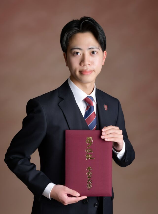 卒業の一枚は、
“ガウン姿”も“スーツ姿”も残しませんか。

早稲田様の卒業記念撮影では
✔ アカデミックガウン姿
✔ スーツでのきちんとした記念写真
どちらも撮影可能です。

同じ日でも、
同じ方でも、
印象は大きく変わります。

ご家族写真も含め、
一生残る卒業記念写真を丁寧にお撮りします。

卒業シーズンはご予約が集中いたします。
お早めのご予約をおすすめいたします。

📍スタジオアップ新宿三丁目店
プロフィールリンクよりご予約受付中

#卒業記念写真
#早稲田卒業
#早稲田大学
#アカデミックガウン
#スーツ写真
#家族写真
#記念写真
#スタジオ撮影
#慶應卒業