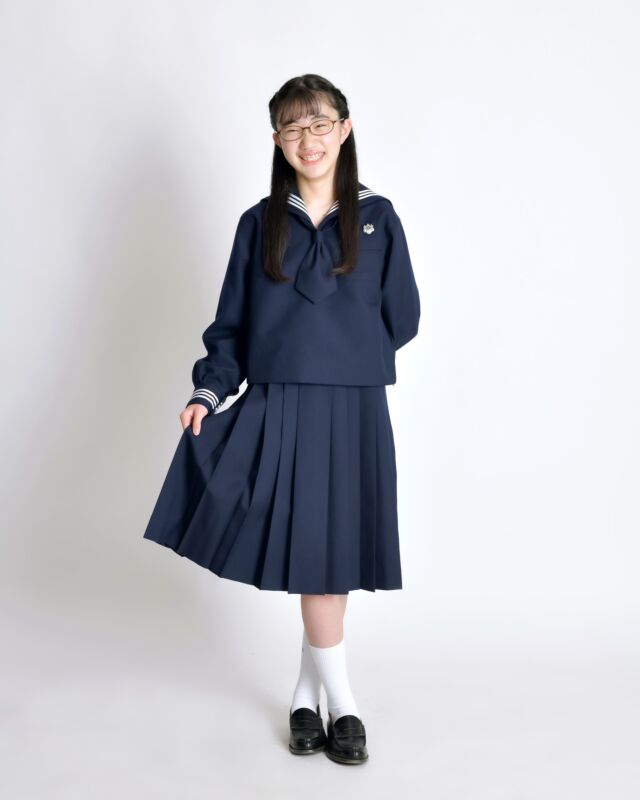 今しか着られない制服姿。

新しいスタートの記念にも、
ひとつの節目の記念にも。

同じ制服でも、
その時の表情や雰囲気はまったく違います。

きちんとした全身カットはもちろん、
自然な笑顔やその子らしい仕草も大切に。

数年後に見返したとき、
「あの頃こんな顔してたね」と
家族で話せる一枚を残します。

入学・卒業の記念撮影
ご予約受付中です。
プロフィールリンクよりご確認ください。

#入学記念
#卒業記念
#制服姿
#記念写真
#成長の記録
#家族写真
#スタジオ撮影
#今しかない瞬間
#STUDIOUP