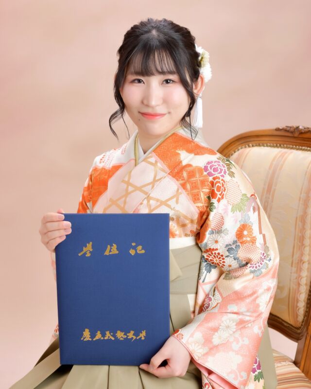 大学という時間の節目に。

これまでの努力や思い出、
たくさんの時間を過ごした学生生活の締めくくりを、
一枚の記念写真として残します。

袴姿での撮影は、
大人になった今の自分らしさと
学生生活の最後を同時に残せる特別な瞬間。

数年後、写真を見返したときに
「あの時撮ってよかった」と思える一枚になるよう、
丁寧に撮影しています。

ご卒業おめでとうございます。

撮影のご予約・詳細は
プロフィールのリンクよりご覧ください📷

#大学卒業
#卒業記念写真
#卒業フォト
#袴撮影
#卒業袴
#記念写真
#スタジオ撮影
#慶應義塾大学
#慶應卒業
#大学卒業記念
#人生の節目
#今を残す
#東京写真館