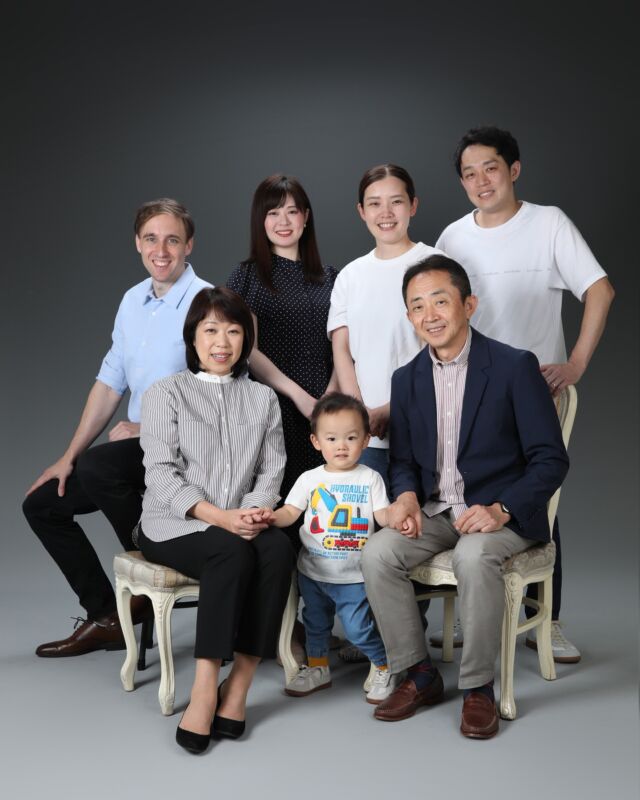 家族が揃うこの時間を、
一枚の写真に。

それぞれの今を残すことで、
これからの時間もきっと特別なものに。

節目でなくても、
家族写真はいつでも残せます。

何年後かに見返したとき、
「撮ってよかった」と思える一枚を。

#家族写真
#ファミリーフォト
#記念写真
#家族の時間
#今を残す
#写真スタジオ
#スタジオ撮影
#東京写真館
#新宿写真館
#自然な表情
#家族の記録
#スタジオアップ