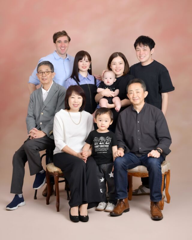 家族が揃うこの時間を、
一枚の写真に。

三世代で過ごすひとときも、
かけがえのない大切な記録。

成長していく姿と、
変わらない安心できる存在を、
今のかたちで残します。

何年後かに見返したとき、
「撮ってよかった」と思える一枚を。

#家族写真
#ファミリーフォト
#三世代写真
#記念写真
#家族の時間
#今を残す
#写真スタジオ
#スタジオ撮影
#東京写真館
#新宿写真館
#成長記録
#赤ちゃんのいる生活
#スタジオアップ