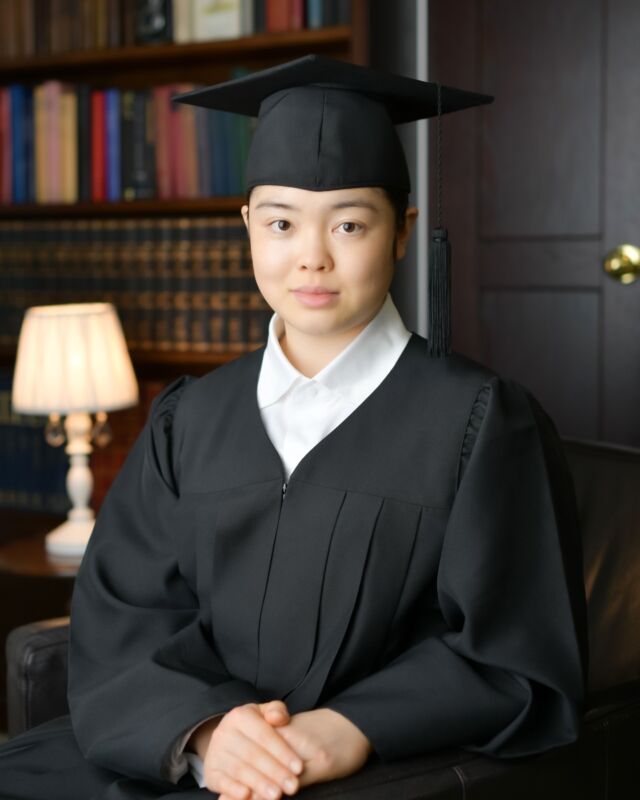大学卒業という節目に。

学生生活の最後を、
アカデミックガウン姿の記念写真として残しました。

スタジオアップでは2026年3月の卒業シーズンに合わせ、
アンティークな書斎の意匠が背景に加わりました。

落ち着いた空間の中で、
よりその人らしさが引き立つ一枚に。

ご卒業おめでとうございます。

撮影のご予約・詳細は
プロフィールのリンクよりご覧ください📷

#大学卒業
#卒業記念写真
#卒業フォト
#アカデミックガウン
#記念写真
#スタジオ撮影
#写真スタジオ
#東京写真館
#新宿写真館
#卒業写真
#ポートレート撮影
#スタジオアップ