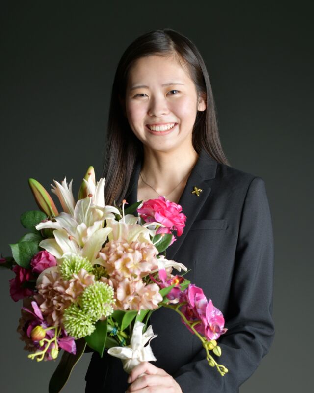 新しい一歩に、花を添えて。

これまでの歩みと、
これから始まる日々への期待を胸に。

少し大人びた表情の中に、
確かな決意が感じられる一枚です。

節目の瞬間を、
品よく、美しく残す。

ご入学おめでとうございます。

撮影のご予約・詳細は
プロフィールのリンクよりご覧ください📷

#大学入学
#入学記念写真
#慶應義塾大学
#慶應入学
#記念写真
#ポートレート撮影
#スタジオ撮影
#写真スタジオ
#東京写真館
#新宿写真館
#春から慶應
#新生活スタート
#花束フォト
#スタジオアップ