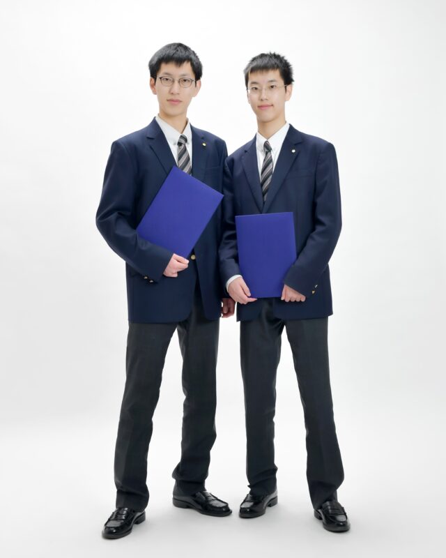 兄弟で迎える、それぞれの卒業。🎓

中学校、高校の卒業記念に、
おふたりでの記念撮影を。

それぞれの節目を、一枚の写真に残しませんか？

ご家族での記念写真も承っております📸

#卒業記念写真 #卒業写真 #中学卒業 #高校卒業 #兄弟写真 #記念写真 #スタジオアップ #新宿三丁目 #新宿三丁目駅徒歩1分