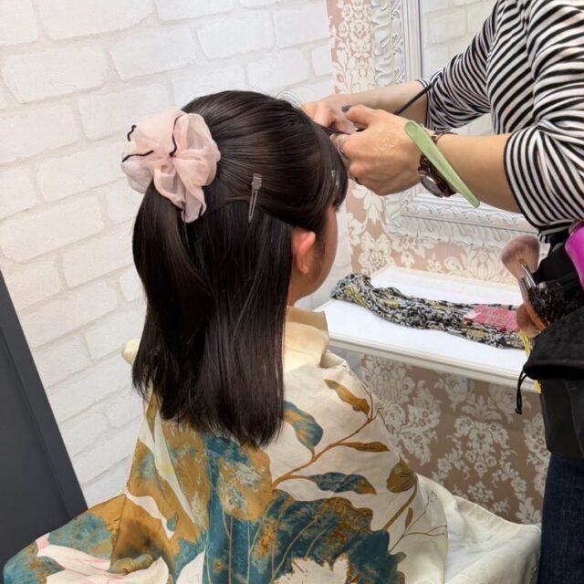 本日もご来店いただいた皆様、ありがとうございました✨

本日は、中学受験の願書用証明写真に向けて、ヘアセットをさせていただいている様子をご紹介します🎀

中学受験の願書写真は、お子様にとって大切な一枚。

スタジオアップでは、お一人おひとりに合わせて、清潔感のある好印象なヘアスタイルにお仕上げいたします✨

🌸 パーフェクトパックなら、プロによるヘアセットも可能です！

「撮影前に美容室へ行く時間がない…」 「願書写真に合う髪型がわからない…」

そんなお悩みもお任せください😊

勉強や塾で忙しい受験生の皆様が負担なく撮影できるよう、スタッフ一同心を込めてお手伝いいたします。

中学受験を迎える皆様にとって、この一枚が自信につながりますように🌸

皆様のご来店を心よりお待ちしております！

📍中学受験の証明写真の詳細・ご予約はプロフィールのリンクから 🔗

#中学受験 #中学受験写真 #証明写真 #ヘアセット #スタジオアップ